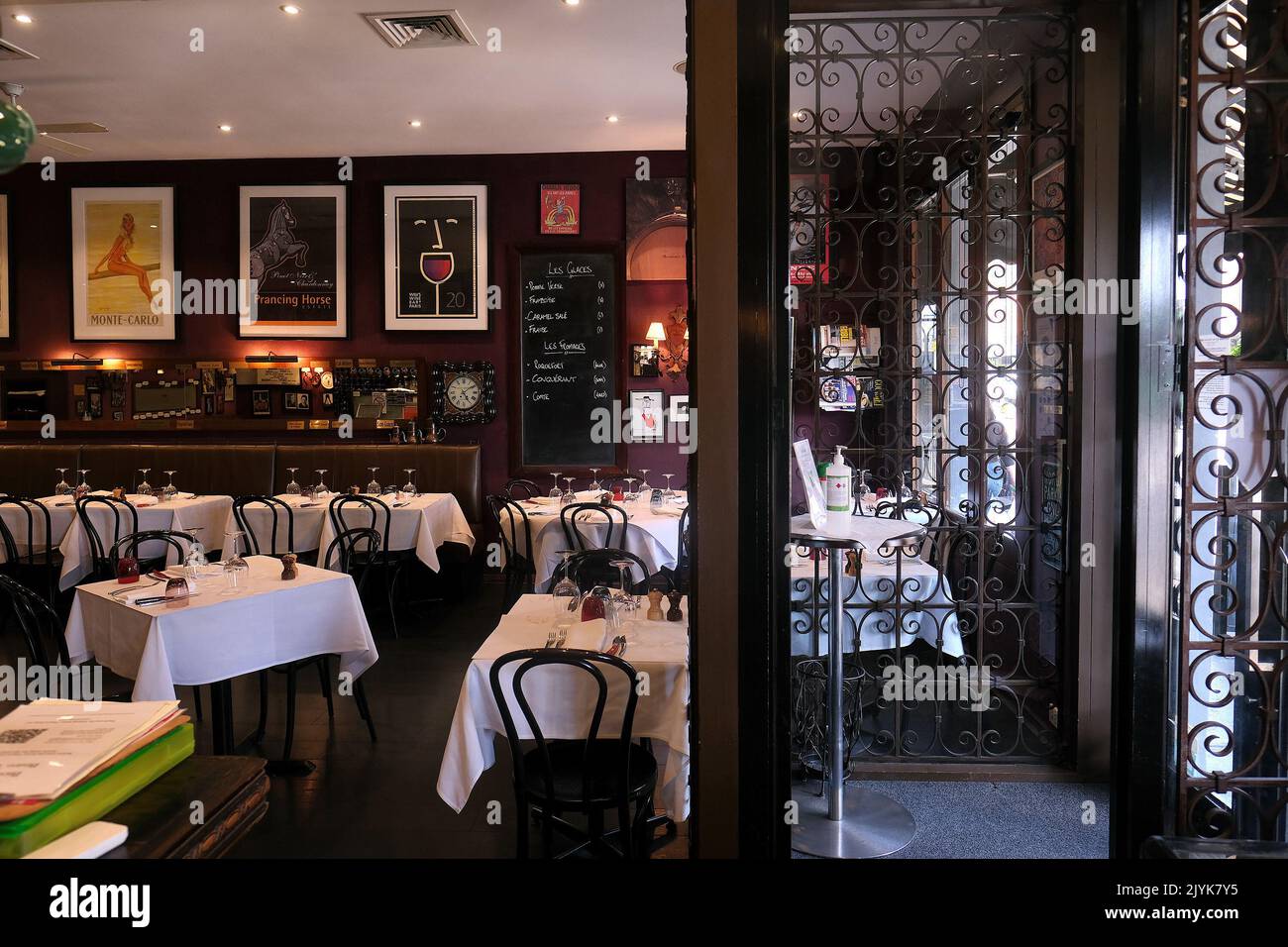 Vue générale du Bistro Thierry à Toorak, Melbourne, lundi, 15 février 2021. Les entreprises victoriennes sont tiraillement du troisième confinement de la COVID-19 de l'État en moins de 12 mois, avec un restaurant de Melbourne laissé $35 000 hors de poche.(AAP image/Luis Ascui) PAS D'ARCHIVAGE ** STRICTEMENT USAGE ÉDITORIAL SEULEMENT ** Banque D'Images