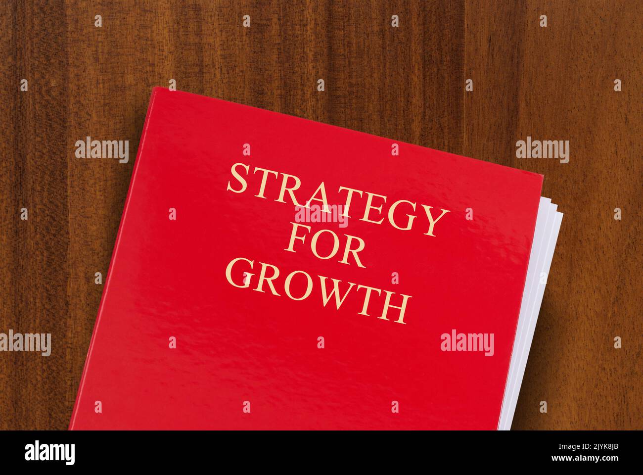 Dossier rouge sur le bureau avec le titre Stratégie pour la croissance. Prise de vue depuis le dessus sur le bureau Banque D'Images