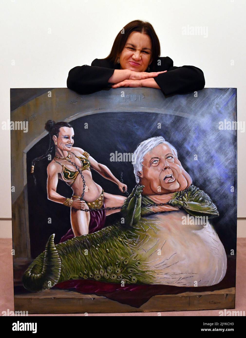 Jacqui Lambie Network le sénateur Jacqui Lambie pose avec un portrait d'elle et de Clive Palmer, sur la base d'une scène du triloght de Star Wars « l'Empire contre-attaque », au Parlement à Canberra, lundi, 22 février 2021. (AAP image/Mick Tsikas) PAS D'ARCHIVAGE ** USAGE STRICTEMENT ÉDITORIAL SEULEMENT ** Banque D'Images