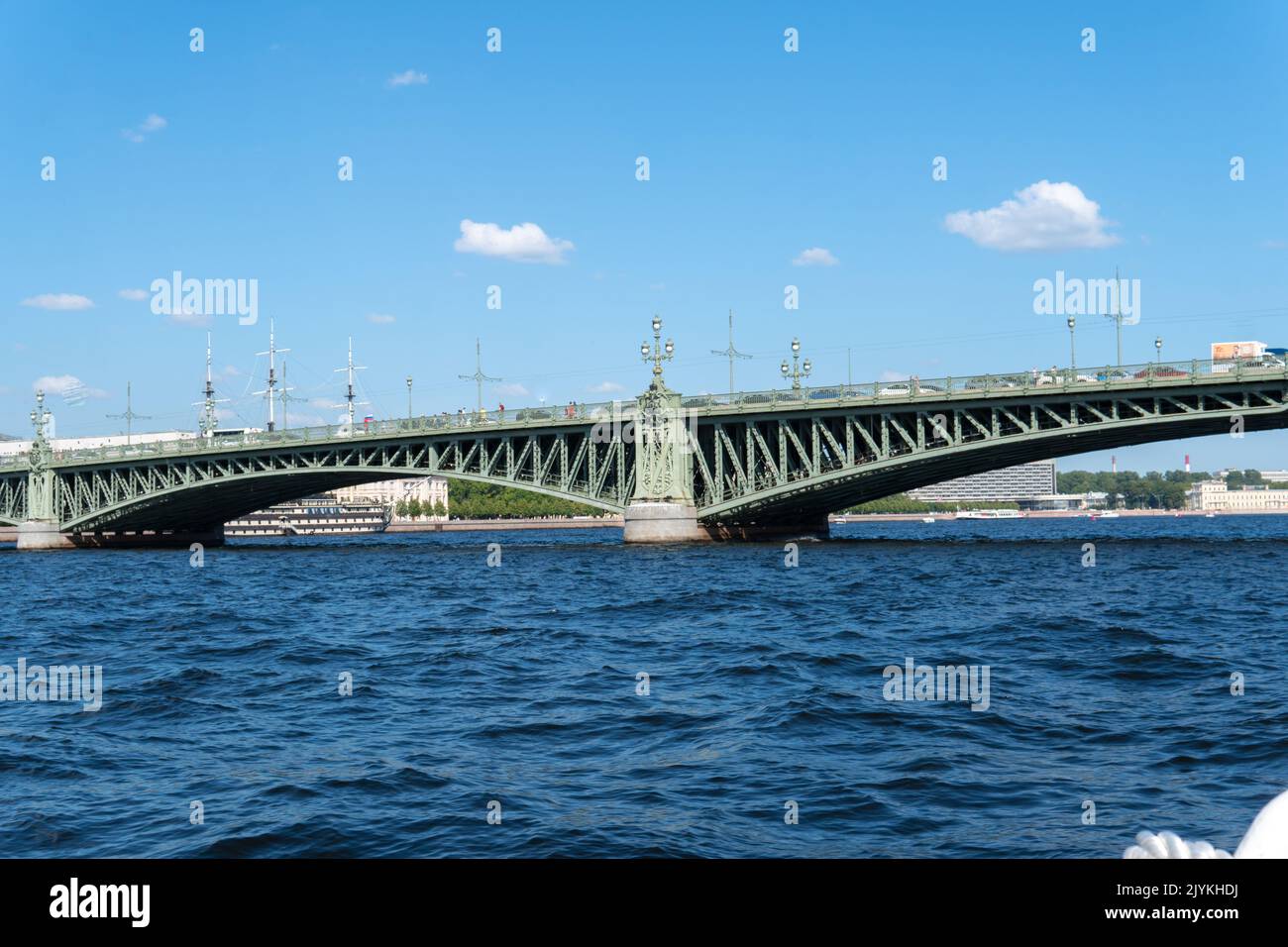 RUSSIE, PETERSBOURG - 20 AOÛT 2022 : saint-pétersbourg neva River russie pont de la ville de saint pont-levis palais, du ciel de l'europe en St pour la construction de paysage urbain, web Banque D'Images