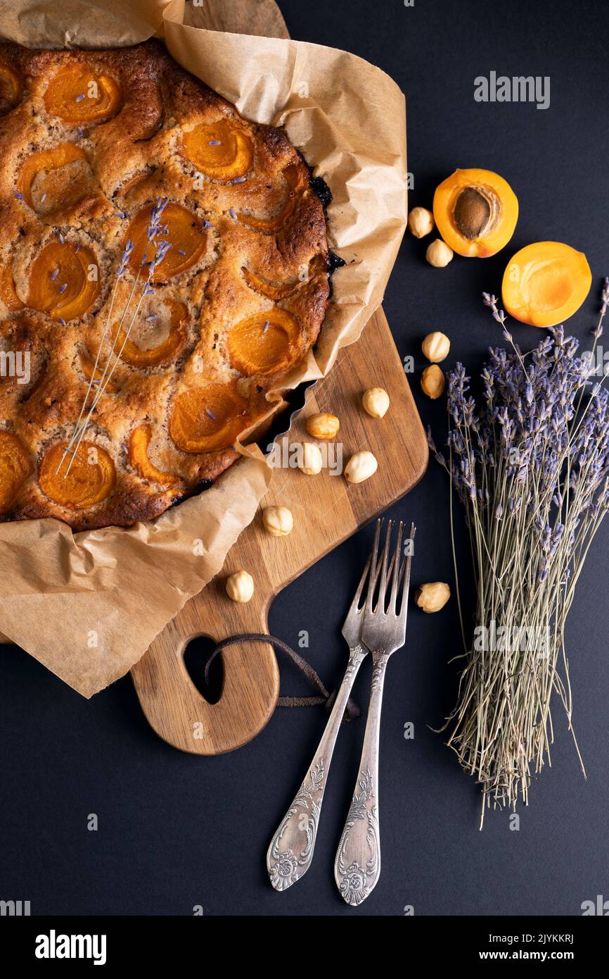 beau et délicieux gâteau à l'abricot aux noix et à la lavande. cuisson d'été Banque D'Images