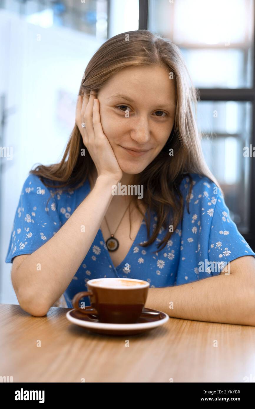 portrait d'une fille heureuse avec une tasse de café dans un café Banque D'Images