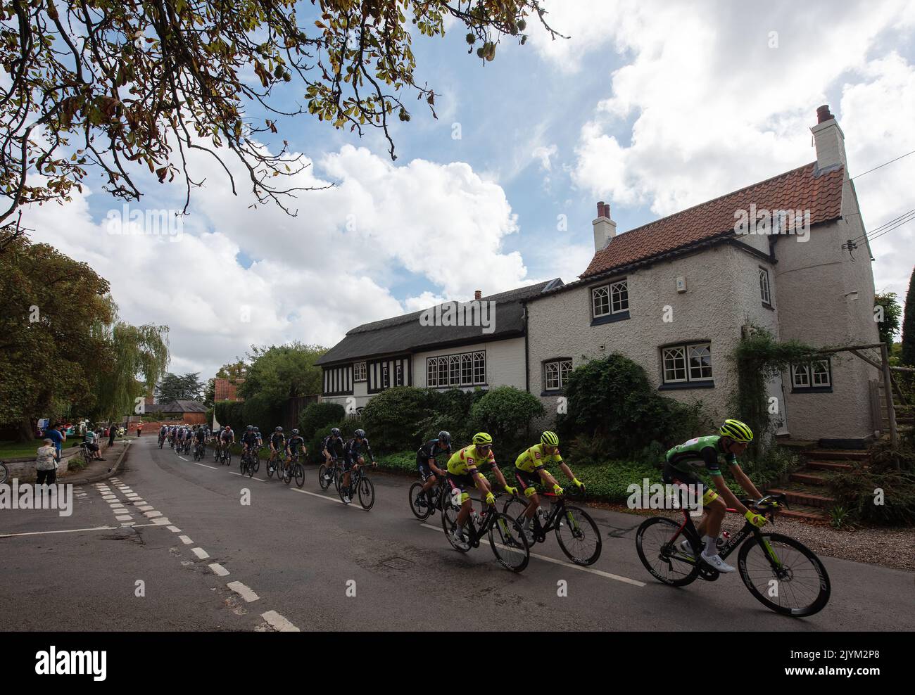 Cropwell Butler, Nottinghamshire, Royaume-Uni. 8th septembre 2022. Le peloton passe à travers Cropwell Butler, dans le Nottinghamshire, sur la cinquième étape de l'AJ Bell Tour of Britain. Neil Squires/Alamy Live News Banque D'Images