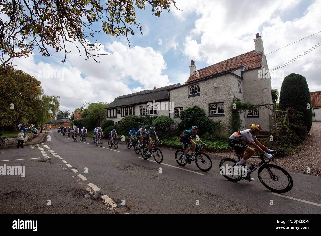 Cropwell Butler, Nottinghamshire, Royaume-Uni. 8th septembre 2022. Le peloton passe à travers Cropwell Butler, dans le Nottinghamshire, sur la cinquième étape de l'AJ Bell Tour of Britain. Neil Squires/Alamy Live News Banque D'Images