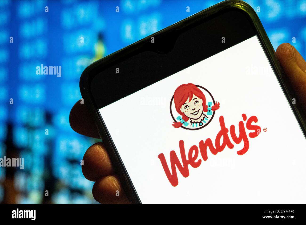 Chine. 25th juillet 2022. Dans cette illustration, le logo de la chaîne de restauration rapide américaine Wendy's s'affiche sur l'écran d'un smartphone. (Photo de Budrul Chukrut/SOPA Images/Sipa USA) crédit: SIPA USA/Alay Live News Banque D'Images