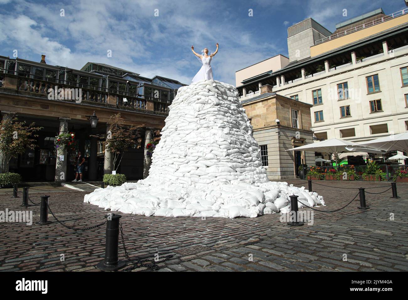 USAGE ÉDITORIAL SEULE Christine Shevchenko, danseuse ukrainienne-américaine d'Odessa, se produit sur une installation d'art de sac de sable intitulée « Dancer » comme symbole de soutien à la scène artistique et culturelle durable de l'Ukraine à Covent Garden, Londres. Date de la photo: Jeudi 8 septembre 2022. Banque D'Images