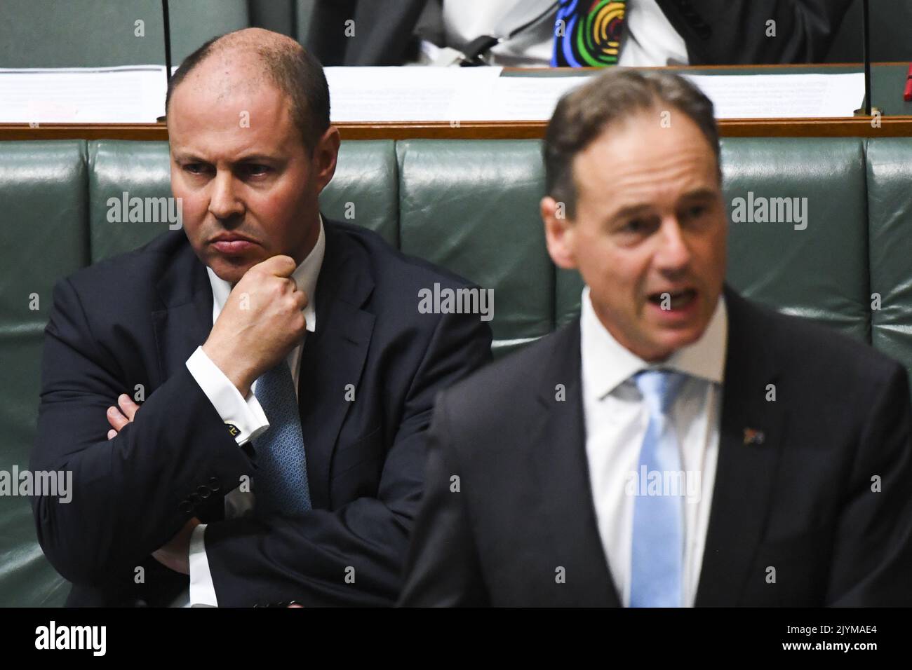 Le trésorier australien Josh Frydenberg (à gauche) écoute le ministre australien de la Santé Greg Hunt pendant l'heure des questions de la Chambre des représentants au Parlement à Canberra, jeudi, 25 mars 2021. (AAP image/Lukas Coch) PAS D'ARCHIVAGE ** USAGE STRICTEMENT ÉDITORIAL SEULEMENT ** Banque D'Images