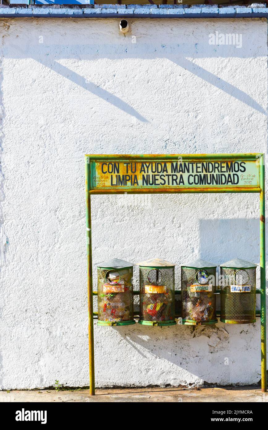De petites villes comme San Martin Tilcajete (État d'Oaxaca) au Mexique divisent leurs déchets pour un meilleur environnement. Banque D'Images