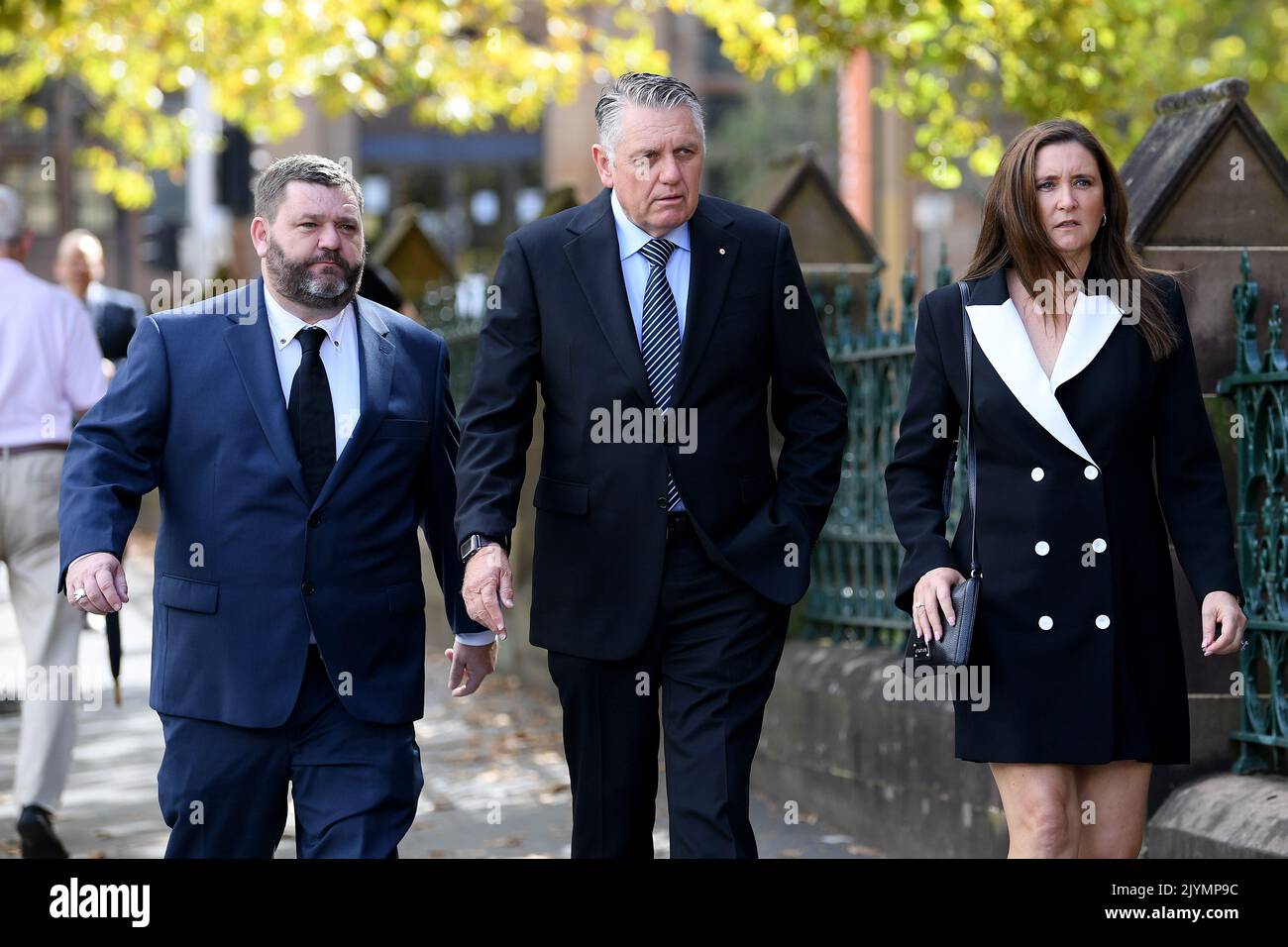 Paul Murray, présentateur de la télévision (à gauche), ainsi que le radiodiffuseur Ray Hadley et l'épouse Sophie Baird, arrivent à la messe funéraire du Requiem pour l'éminent dirigeant de la radio, John Brennan, à la cathédrale St Mary, à Sydney, mercredi, 7 avril 2021. (AAP image/Dan Himbrechts) PAS D'ARCHIVAGE ** USAGE STRICTEMENT ÉDITORIAL SEULEMENT ** Banque D'Images