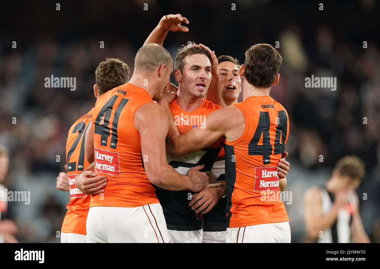 Jeremy Finlayson des géants célèbre après avoir donné un coup de pied à