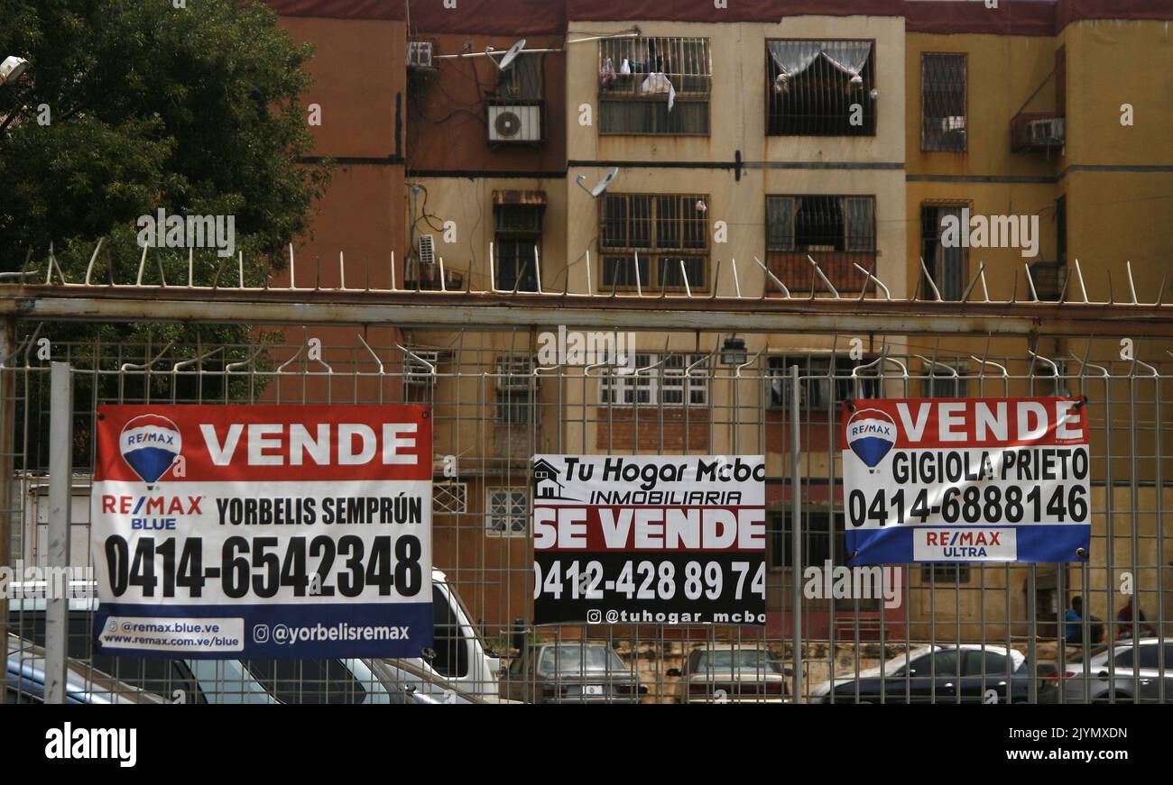 Un grand nombre de panneaux indiquant « à vendre » sont visibles dans les parkings d'un groupe d'appartements de classe moyenne. Dans une zone urbaine appelée San Felipe, aujourd'hui, mercredi, 7 septembre 2022, Dans la municipalité de San Francisco, Venezuela. Alors que près de cinq millions de Vénézuéliens ont quitté le pays depuis la fin de 2015, selon un calcul de l'Organisation des Nations Unies, le Venezuela est devenu, pour beaucoup, un lieu d'acquisition de biens immobiliers à un prix très bas en raison de la crise économique. (Photo de Humberto Mateus/Sipa USA) Banque D'Images