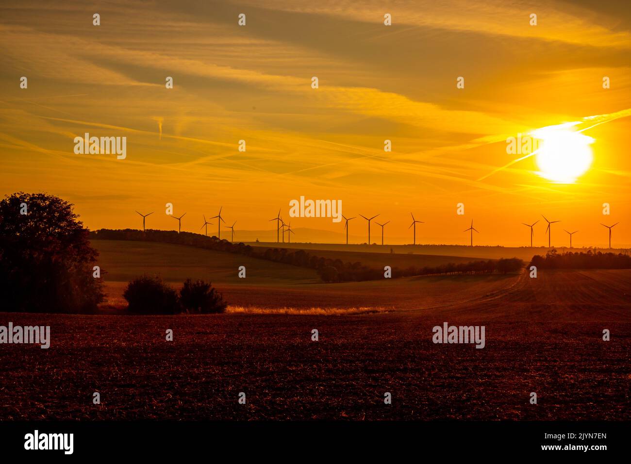 Windkraftanlage gegen Sonnenuntergang im Harz Banque D'Images