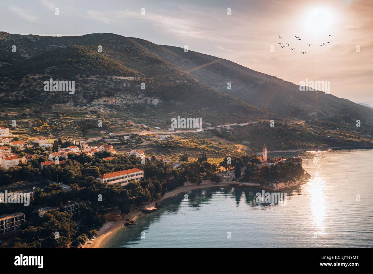 Vue aérienne de drone sur l'île Adriatique au coucher du soleil. La ville de Supetar sur l'île de Brach à Dawn.destination touristique Europe Banque D'Images