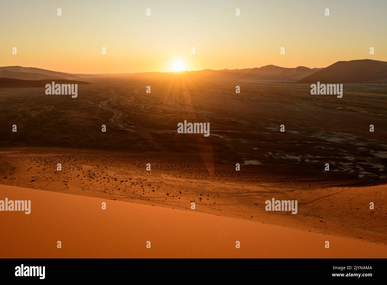 Afrique - derniers rayons de soleil sur le paysage du désert de Sossusvlei, Sesriem, Namibie Banque D'Images