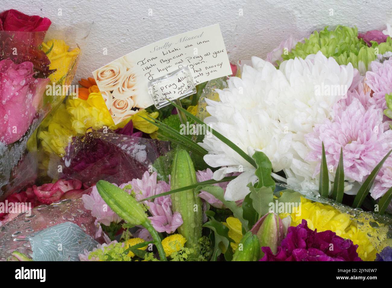 Londres, Royaume-Uni, 8 septembre 2022 : des fleurs et des bougies ont été laissées sur Kirkstall Gardens en hommage au rappeur Chris Kaba, âgé de 24 ans, qui a été abattu par la police après une poursuite en voiture, bien qu'il ne soit pas armé. Bell Ribeiro-Addy, le député local de Streatham, a visité le monument commémoratif et a parlé à la presse de la nécessité de la transparence de la part de la police et de faire en sorte que les images de dashcam de l'incident soient disponibles à Dès que possible. L'affaire a été renvoyée au Bureau indépendant de conduite de la police (CTOI). Anna Watson/Alay Live News Banque D'Images