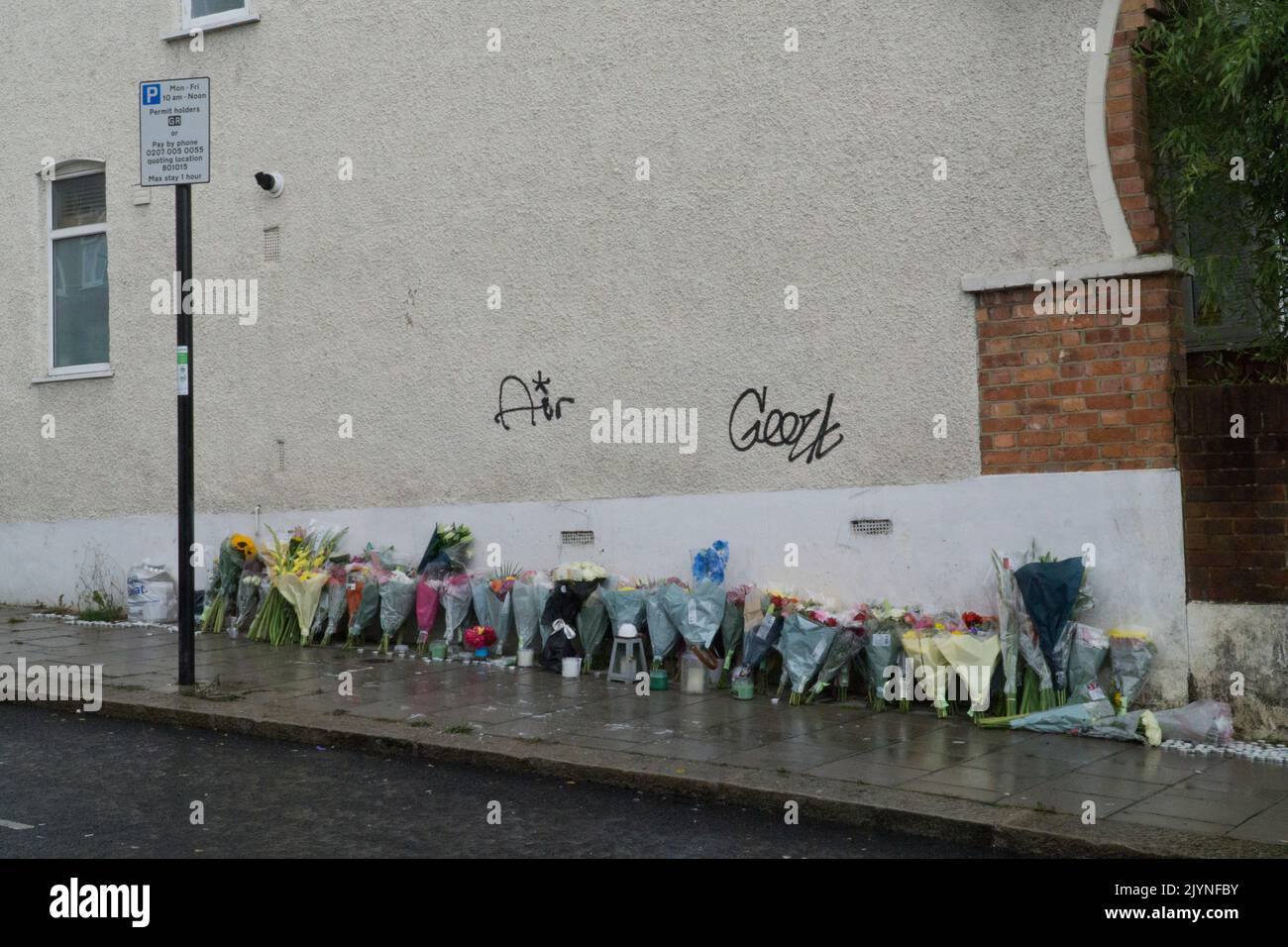 Londres, Royaume-Uni, 8 septembre 2022 : des fleurs et des bougies ont été laissées sur Kirkstall Gardens en hommage au rappeur Chris Kaba, âgé de 24 ans, qui a été abattu par la police après une poursuite en voiture, bien qu'il ne soit pas armé. Bell Ribeiro-Addy, le député local de Streatham, a visité le monument commémoratif et a parlé à la presse de la nécessité de la transparence de la part de la police et de faire en sorte que les images de dashcam de l'incident soient disponibles à Dès que possible. L'affaire a été renvoyée au Bureau indépendant de conduite de la police (CTOI). Anna Watson/Alay Live News Banque D'Images