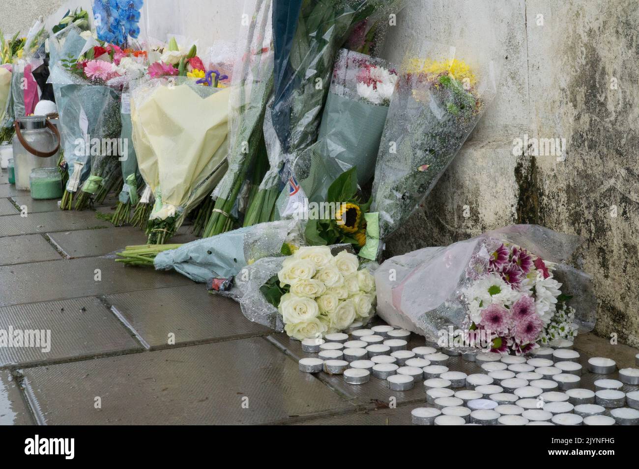 Londres, Royaume-Uni, 8 septembre 2022 : des fleurs et des bougies ont été laissées sur Kirkstall Gardens en hommage au rappeur Chris Kaba, âgé de 24 ans, qui a été abattu par la police après une poursuite en voiture, bien qu'il ne soit pas armé. Bell Ribeiro-Addy, le député local de Streatham, a visité le monument commémoratif et a parlé à la presse de la nécessité de la transparence de la part de la police et de faire en sorte que les images de dashcam de l'incident soient disponibles à Dès que possible. L'affaire a été renvoyée au Bureau indépendant de conduite de la police (CTOI). Anna Watson/Alay Live News Banque D'Images