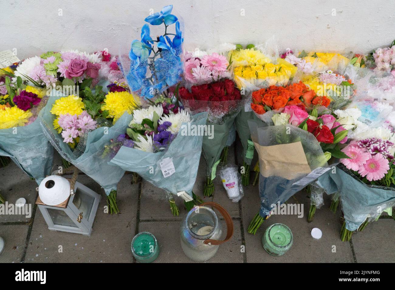Londres, Royaume-Uni, 8 septembre 2022 : des fleurs et des bougies ont été laissées sur Kirkstall Gardens en hommage au rappeur Chris Kaba, âgé de 24 ans, qui a été abattu par la police après une poursuite en voiture, bien qu'il ne soit pas armé. Bell Ribeiro-Addy, le député local de Streatham, a visité le monument commémoratif et a parlé à la presse de la nécessité de la transparence de la part de la police et de faire en sorte que les images de dashcam de l'incident soient disponibles à Dès que possible. L'affaire a été renvoyée au Bureau indépendant de conduite de la police (CTOI). Anna Watson/Alay Live News Banque D'Images