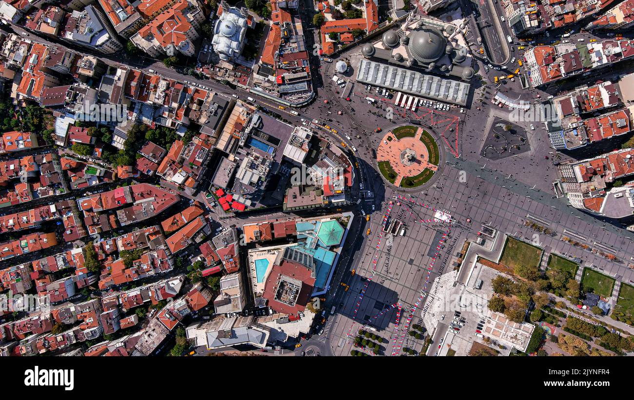 Place Taksim dans le quartier Beyoglu d'Istanbul 6K vue panoramique du Consulat français, de la Mosquée Taksim, du parc Gezi, de l'église grecque et de la rue Istiklal Banque D'Images