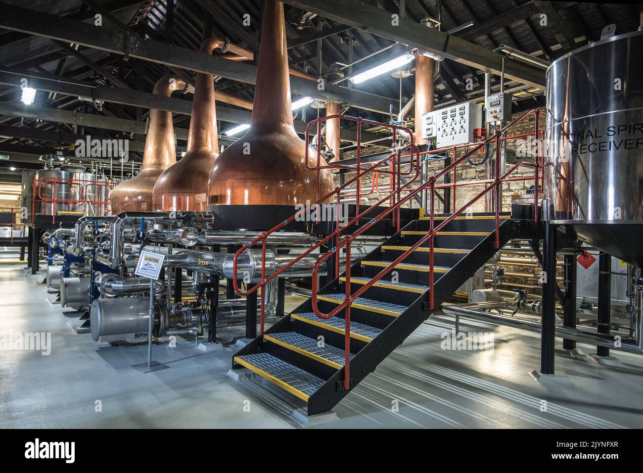 Distillateurs à l'esprit de cuivre, distillerie Old Jameson Whiskey Midleton, Distillery Walk, Midleton (Mainistir na Corann), comté de Cork, République d'Irlande. Banque D'Images