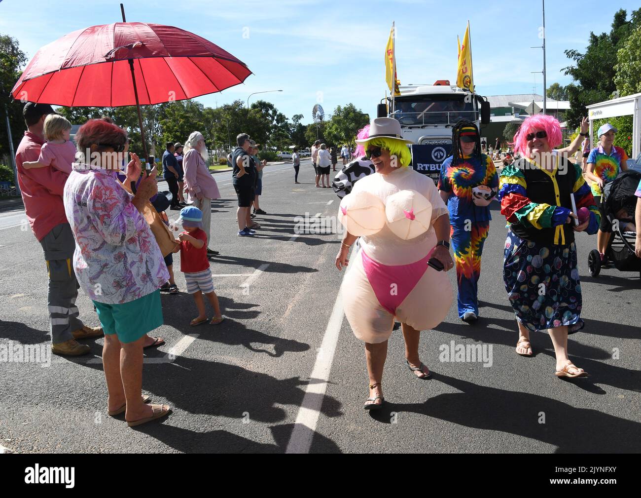 Les gens sont vus vêtus de costumes habillés de fantaisie pendant la marche de la fête du travail dans la ville de Barcaldine, dans l'ouest du Queensland, lundi, 3 mai 2021. Le premier ministre Annastacia Palaszczuk passe la fête du travail à Barcaldine, qui est considérée comme le berceau du mouvement ouvrier australien. (AAP image/Darren Angleterre) PAS D'ARCHIVAGE ** USAGE STRICTEMENT ÉDITORIAL SEULEMENT ** Banque D'Images