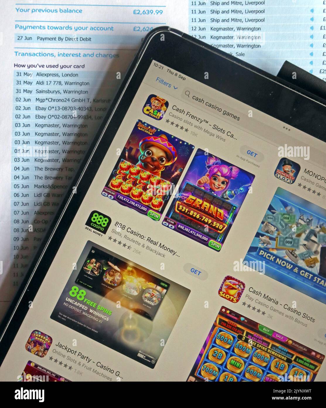 Disponibilité facile d'applications de casino pour tablette/smartphone pour commencer à jouer, pour répondre à l'augmentation des factures, telles que les cartes de crédit et les découverts Banque D'Images
