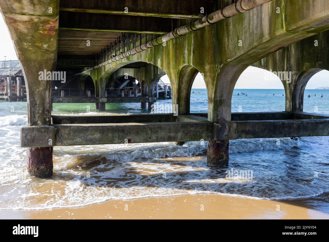 Vue sous la jetée de Bournemouth à la fin de l'été, Dorset, Angleterre Banque D'Images