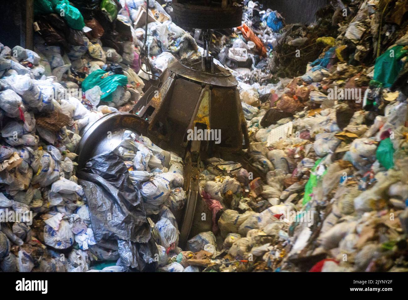 L'illustration montre l'incinérateur de la région de Bruxelles, à Bruxelles, le jeudi 08 septembre 2022. Le ministre Maron présentera ce que la région met en œuvre en termes de réduction des déchets incinérés, d'amélioration du tri des déchets alimentaires et d'optimisation des collectes de déchets. BELGA PHOTO NICOLAS MATERLINCK Banque D'Images
