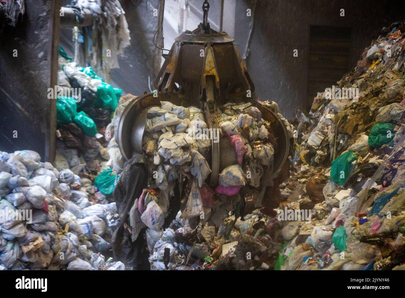 L'illustration montre l'incinérateur de la région de Bruxelles, à Bruxelles, le jeudi 08 septembre 2022. Le ministre Maron présentera ce que la région met en œuvre en termes de réduction des déchets incinérés, d'amélioration du tri des déchets alimentaires et d'optimisation des collectes de déchets. BELGA PHOTO NICOLAS MATERLINCK Banque D'Images