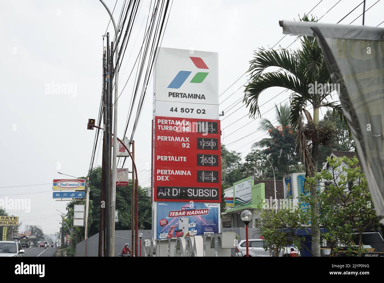 Panneau et liste de prix de la station-service Pertamina à Semarang regency, Central Java, Indonésie Banque D'Images