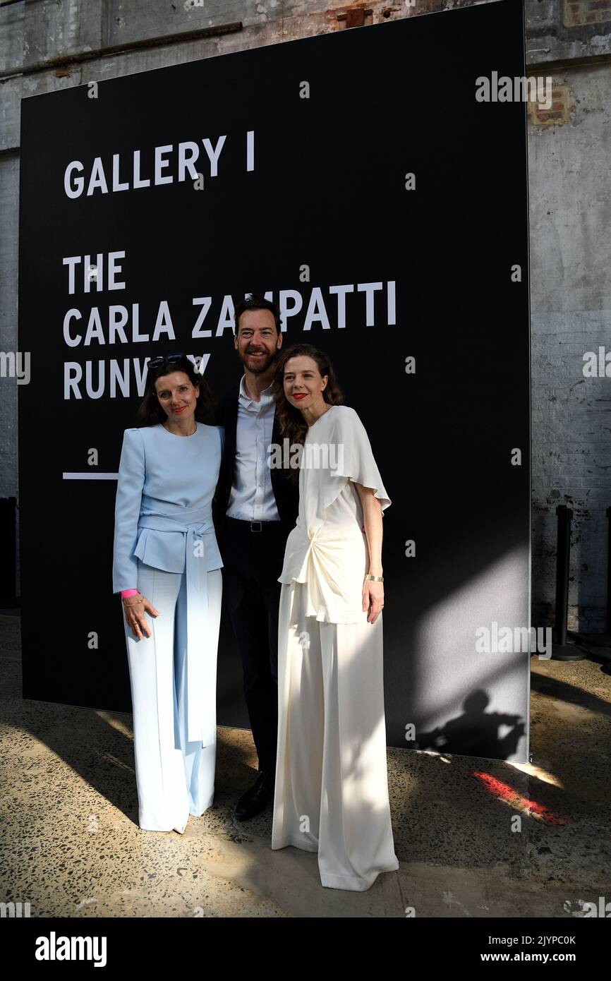 (G-D) Allegra Spender, Alex Schuman et Bianca Spender posent pour une photographie lors d'un hommage à la designer de mode Carla Zampatti à l'Australian Fashion week 2021 à Sydney, lundi, 31 mai 2021. (AAP image/Bianca de Marchi) PAS D'ARCHIVAGE ** USAGE STRICTEMENT ÉDITORIAL SEULEMENT ** Banque D'Images