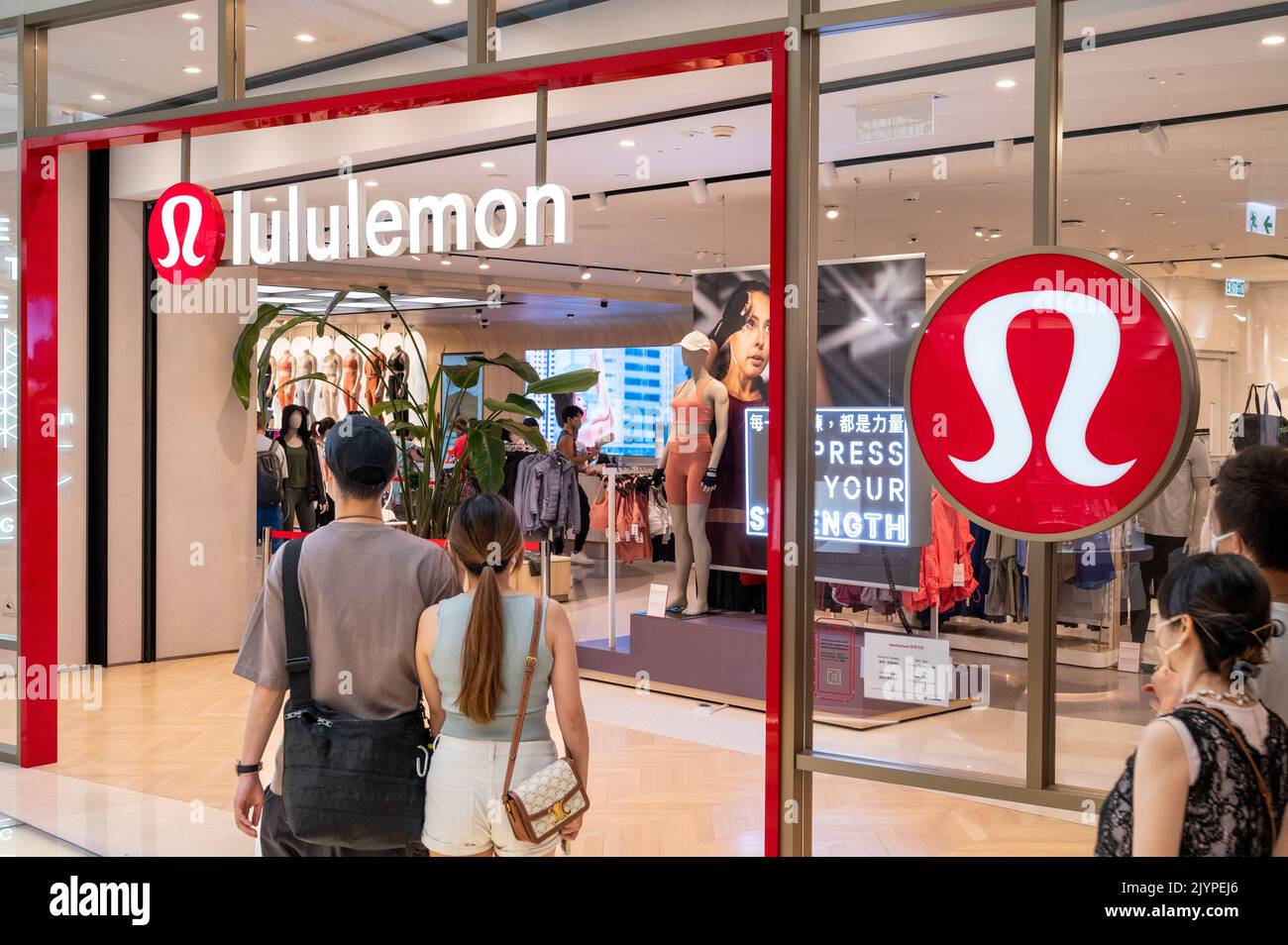 Les acheteurs sont vus marcher dans le groupe de vêtements de sport canadien, le magasin Lululemon à Hong Kong. Banque D'Images