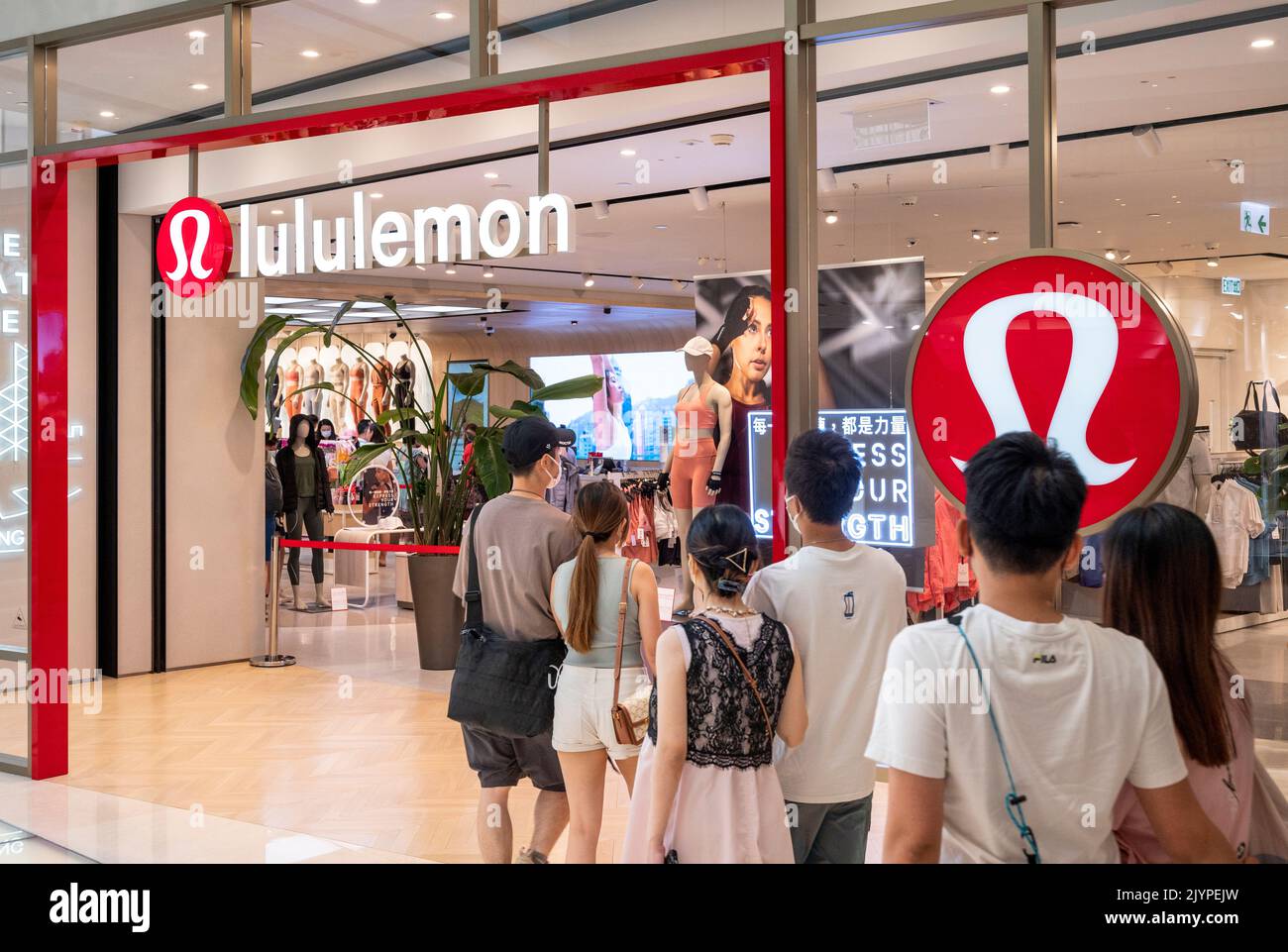 Les acheteurs sont vus marcher dans le groupe de vêtements de sport canadien, le magasin Lululemon à Hong Kong. Banque D'Images