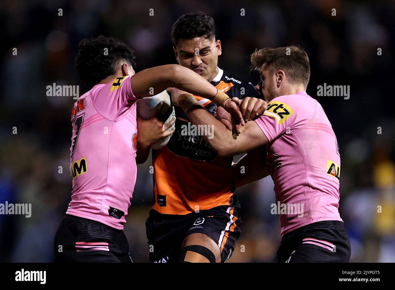 Tom Amone des Tigres est attaqué par la défense de Panthers lors du match de la série 13 NRL entre les Tigres de comtes et les Panthers de Penrith à Leichhardt Oval, Sydney, vendredi, 4 juin 2021. (AAP IMAGE/BRENDON THORNE) PAS D'ARCHIVAGE, USAGE ÉDITORIAL SEULEMENT ** USAGE STRICTEMENT ÉDITORIAL SEULEMENT, PAS D'UTILISATION COMMERCIALE, PAS DE LIVRES ** Banque D'Images