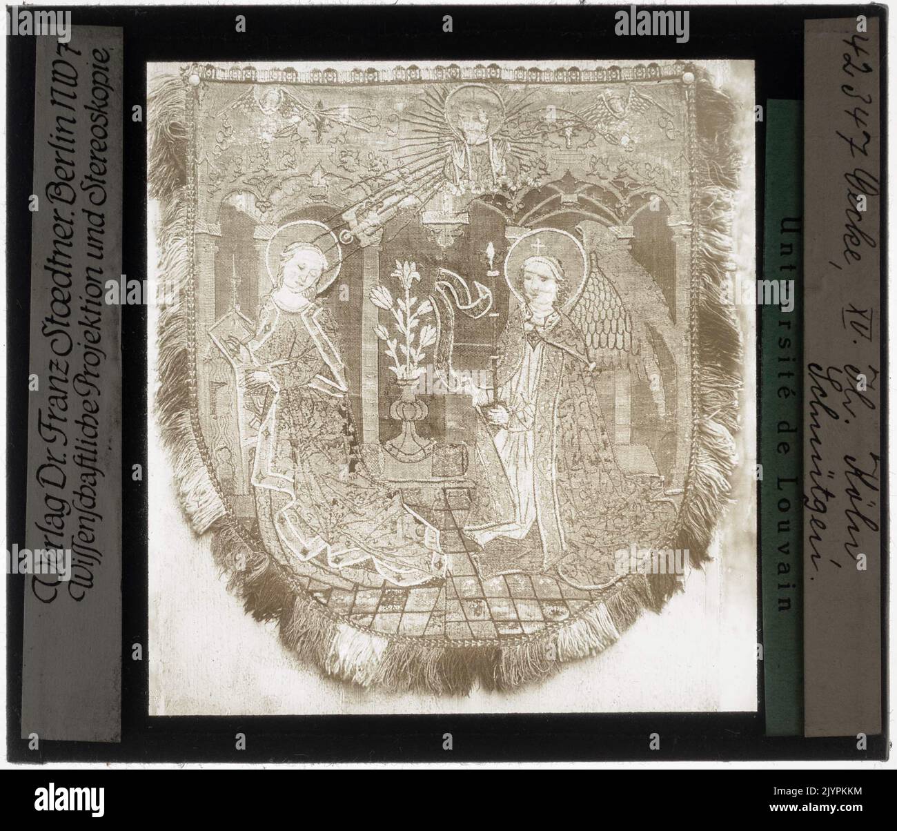 Un manteau choral représentant l'Annonciation à la Vierge Marie, un événement biblique important où l'ange Gabriel dit à Marie qu'elle concevra Jésus. Cette scène est un sujet commun dans l'art religieux et met souvent l'accent sur la pureté et l'intervention divine. Banque D'Images