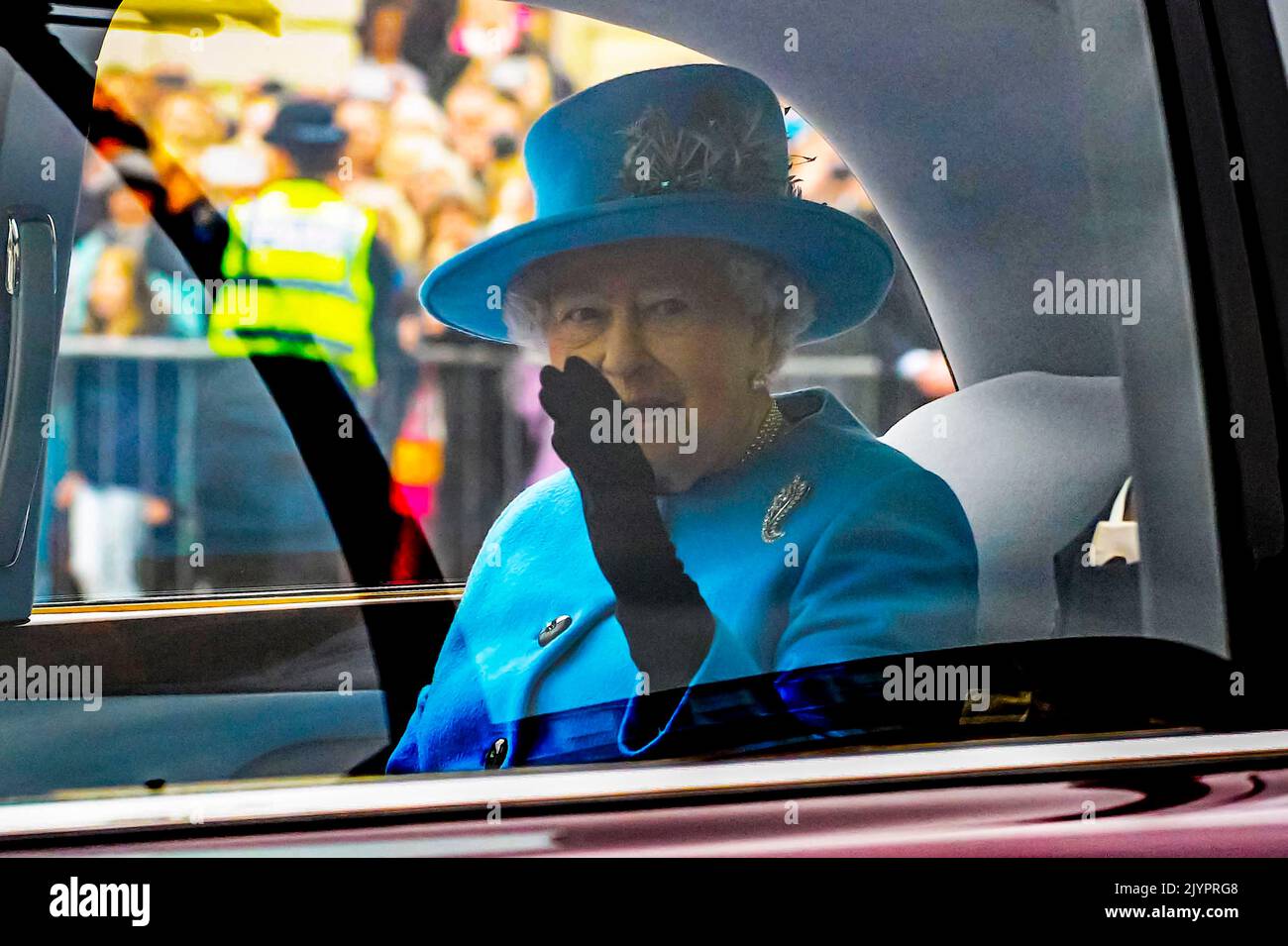 DOSSIER : Poundbury, Dorset, Royaume-Uni. 8th septembre 2022. Photo du HM Queen Elizabeth II à Poundbury à Dorset le 27th octobre 2016 pour le dévoilement de la statue de la Reine mère. La santé de la reine Elizabeth II est en déclin et le prince Charles deviendra roi à sa mort. Crédit photo : Graham Hunt/Alamy Live News Banque D'Images