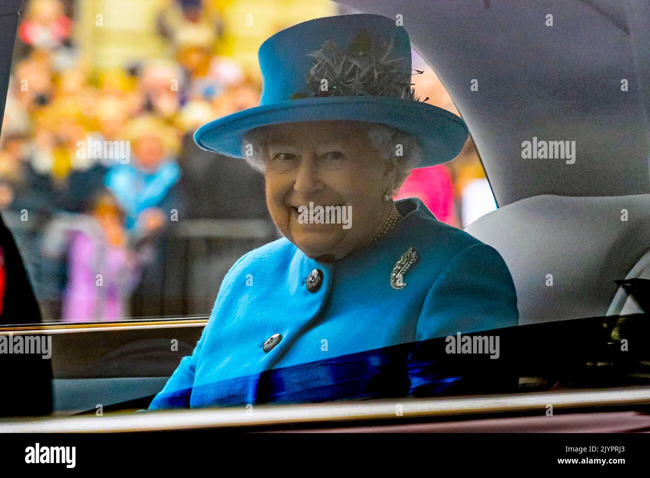 DOSSIER : Poundbury, Dorset, Royaume-Uni. 8th septembre 2022. Photo du HM Queen Elizabeth II à Poundbury à Dorset le 27th octobre 2016 pour le dévoilement de la statue de la Reine mère. La santé de la reine Elizabeth II est en déclin et le prince Charles deviendra roi à sa mort. Crédit photo : Graham Hunt/Alamy Live News Banque D'Images