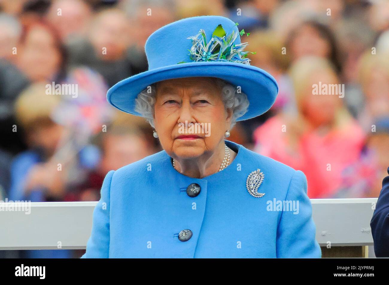 DOSSIER : Poundbury, Dorset, Royaume-Uni. 8th septembre 2022. Photo du HM Queen Elizabeth II à Poundbury à Dorset le 27th octobre 2016 pour le dévoilement de la statue de la Reine mère. La santé de la reine Elizabeth II est en déclin et le prince Charles deviendra roi à sa mort. Crédit photo : Graham Hunt/Alamy Live News Banque D'Images