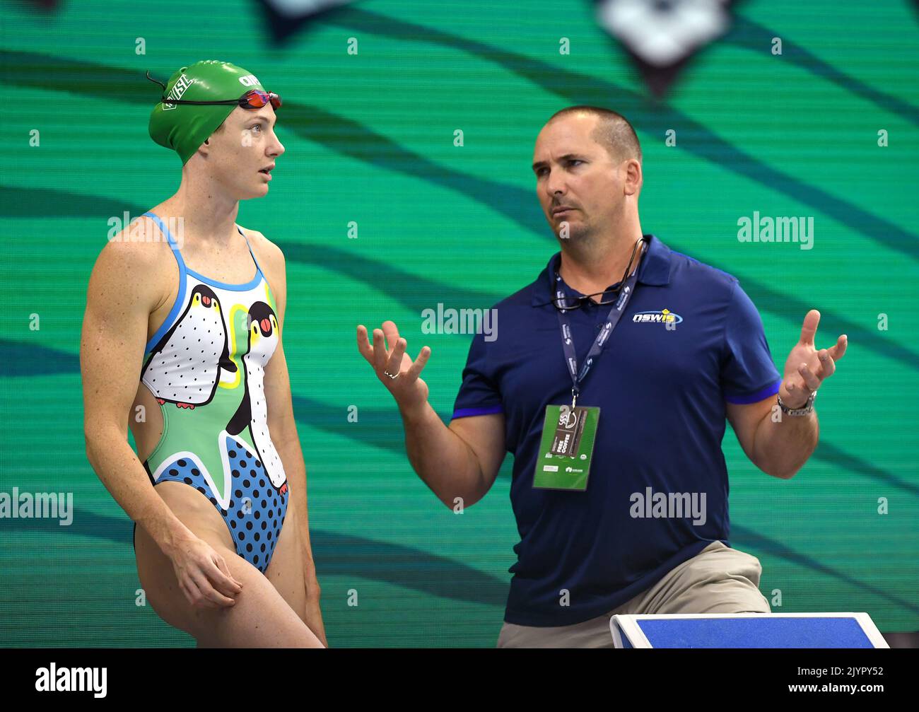 Cate Campbell est vu avec l'entraîneur Simon Cusack aux épreuves de natation australiennes pour la qualification olympique et paralympique de Tokyo, au centre aquatique et de loisirs sa à Adélaïde, mardi, 15 juin 2021 (AAP image/Dave Hunt) PAS D'ARCHIVAGE, USAGE ÉDITORIAL SEULEMENT ** USAGE STRICTEMENT ÉDITORIAL SEULEMENT, PAS D'USAGE COMMERCIAL, PAS DE LIVRES ** Banque D'Images