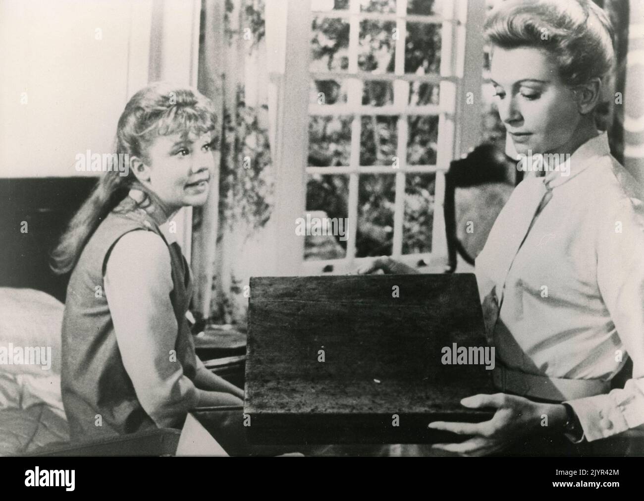 Les actrices britanniques Hayley Mills et Deborah Kerr dans le film The Chalk Garden, USA/UK 1964 Banque D'Images
