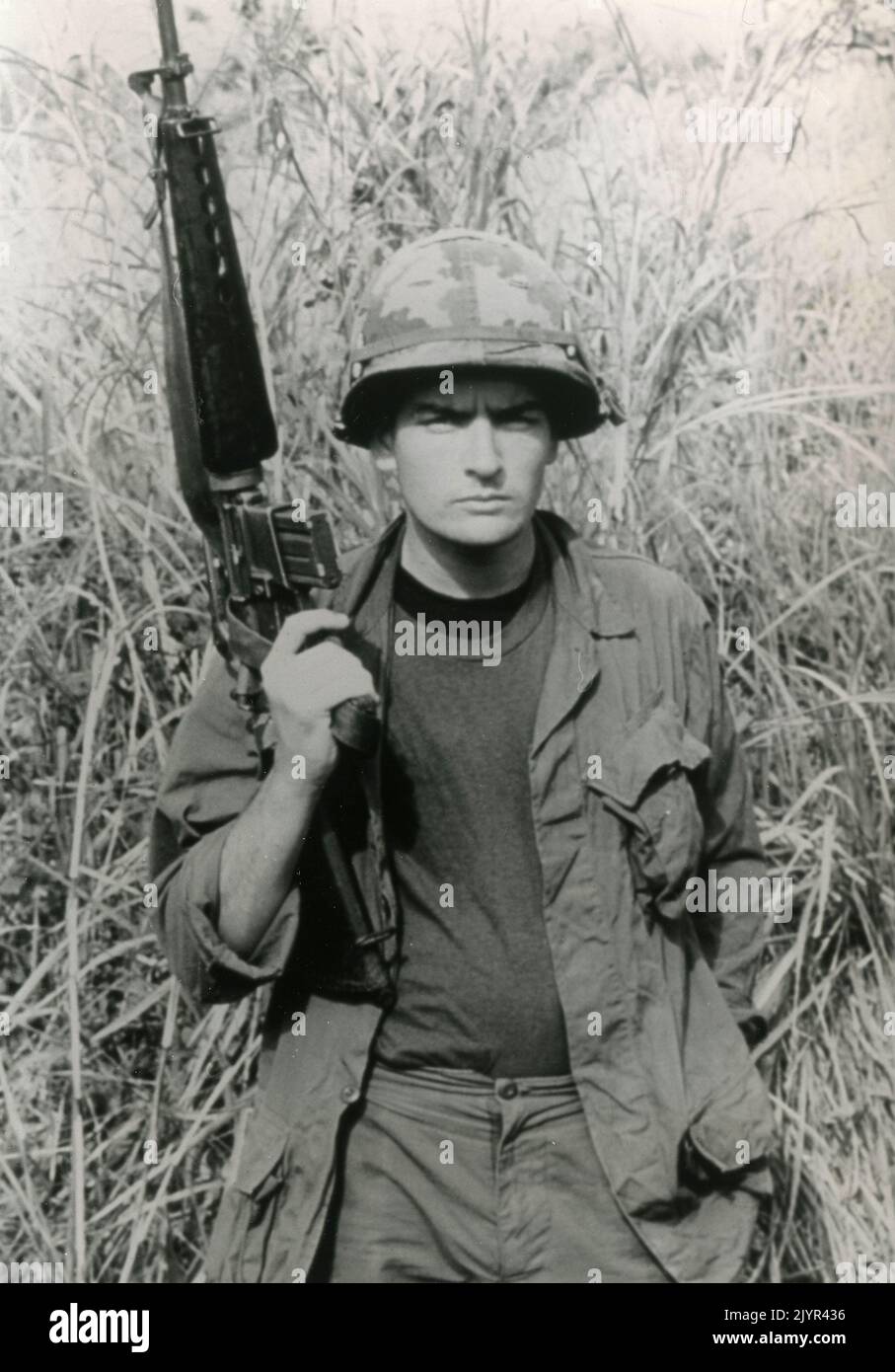 L'acteur américain Charlie Sheen dans le film Platoon, USA 1986 Banque D'Images
