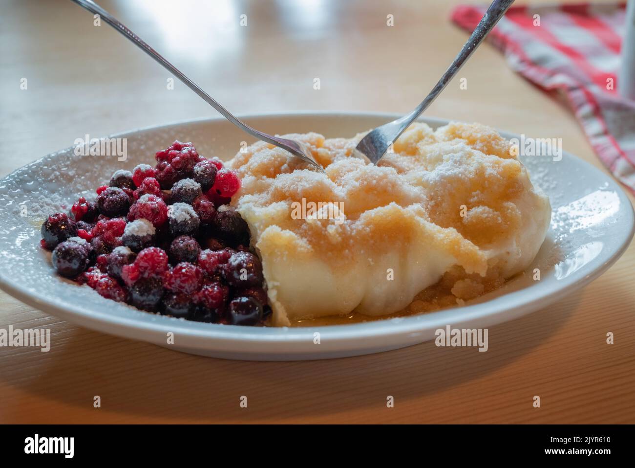 Un dessert slovène : le truklji, un plat slovène traditionnel, composé de pâte et d'une garniture de fromage cottage sucré, servi avec des baies Banque D'Images