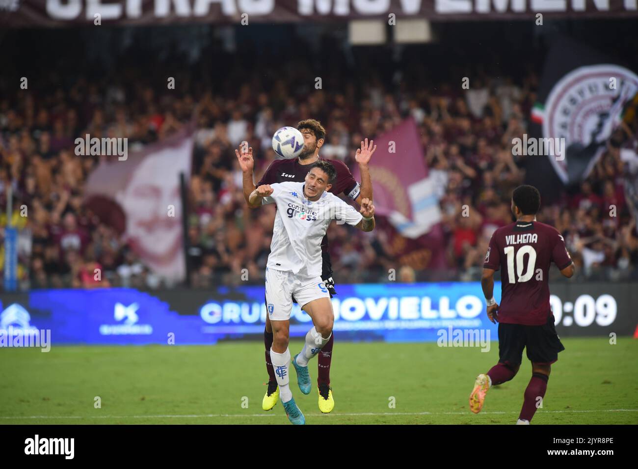 Martin Satriano, du FC Empoli, et Federico Fazio, du Salernitana américain, rivalise pour le ballon avec lors de la série Un match entre le Salernitana 1919 et le FC Empoli au Stadio Arechi Banque D'Images