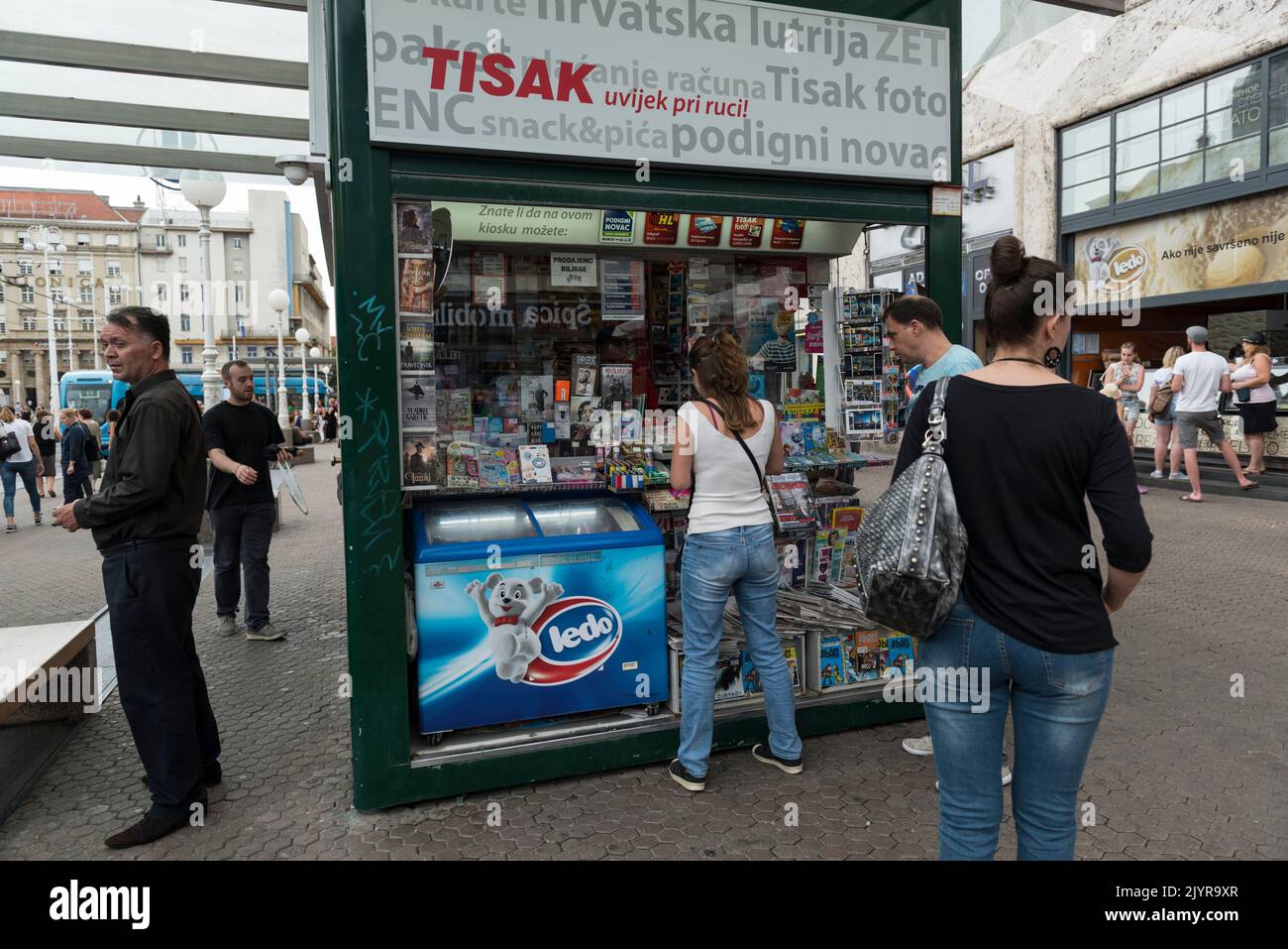Un kiosque Tisak vend des articles comme des lunettes de soleil, des parapluies, des cigarettes, des briquets, des magazines, des piles et bien plus encore. Zagreb, Croatie, Europe Banque D'Images