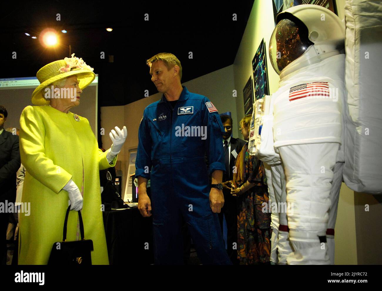 Greenbelt, Md. 8th mai 2007. La reine Elizabeth II s'entretient avec les scrutateurs d'astronautes au centre de vol spatial Goddard de la NASA, mardi, 8 mai 2007, à Greenbelt, La Reine Elizabeth II et son mari, le prince Philip, duc d'Édimbourg, ont visité le centre spatial Goddard de la NASA, l'un des derniers arrêts de leur visite de six jours aux États-Unis. Photo Credit: 'NASA/Pat Izzo' Credit: dpa/Alay Live News Banque D'Images