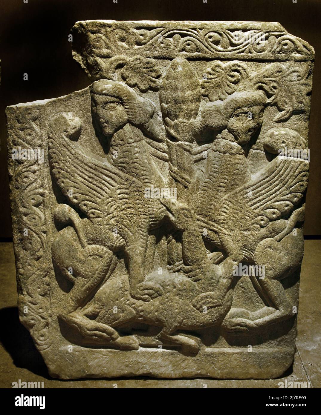 12th siècle plaque de marbre byzantin, montrant l'arbre de vie, entre deux sphinx, Musée byzantin et chrétien à Athènes, Banque D'Images