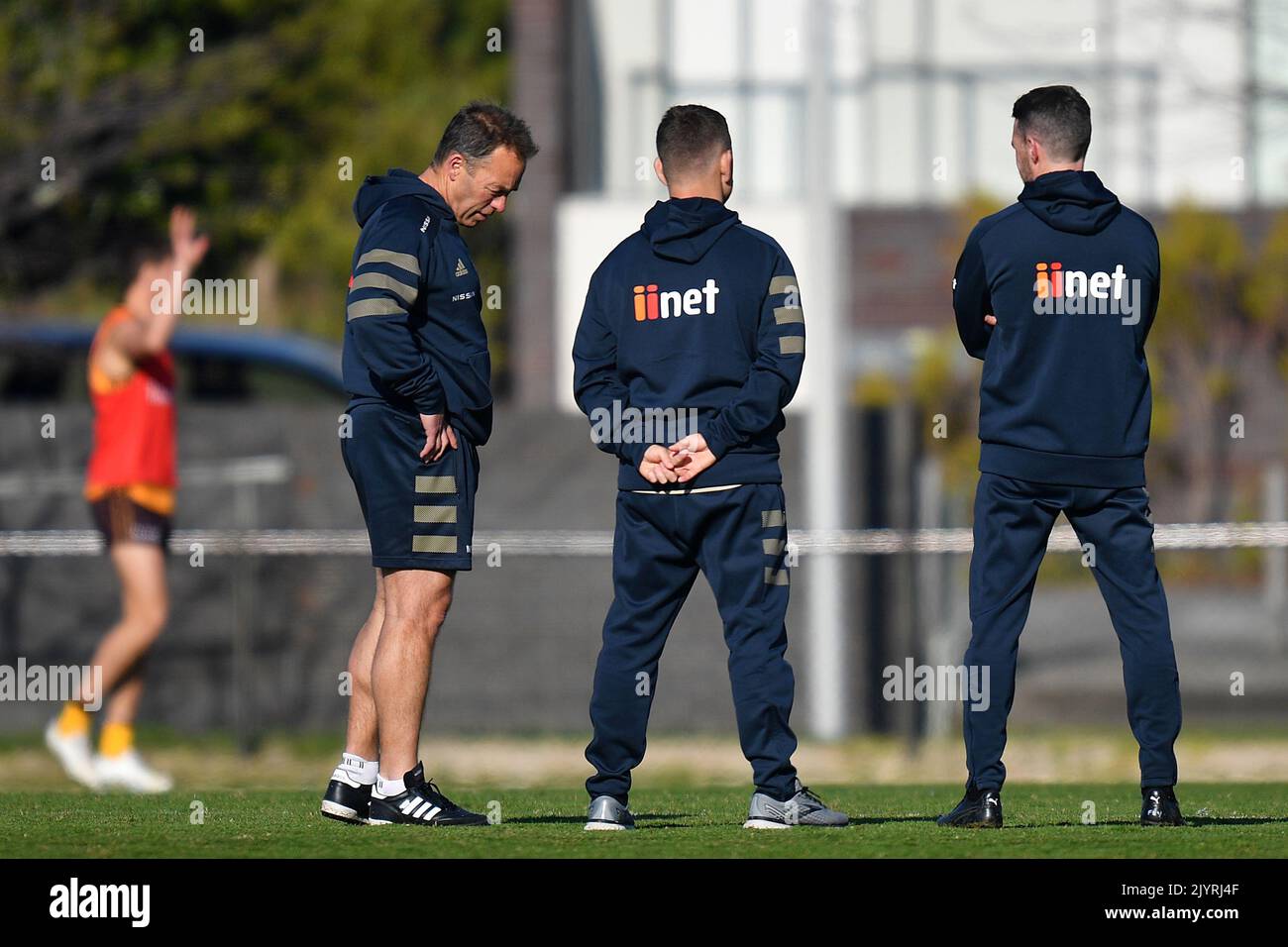 L'entraîneur de Hawthorn Hawks Alastair Clarkson (à gauche) est vu lors d'une séance d'entraînement à la suite d'une conférence de presse de l'AFL au parc Waverley, à Melbourne, vendredi, 9 juillet 2021. (AAP IMAGE/JAMES ROSS) PAS D'ARCHIVAGE, USAGE ÉDITORIAL SEULEMENT ** USAGE STRICTEMENT ÉDITORIAL SEULEMENT, PAS D'UTILISATION COMMERCIALE, PAS DE LIVRES ** Banque D'Images