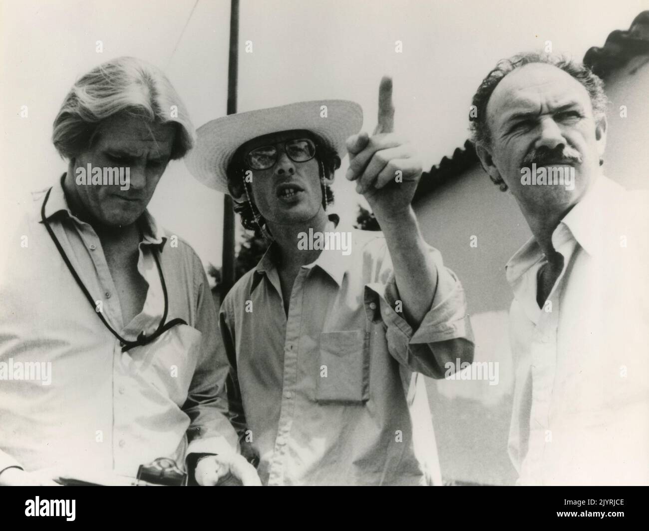 Le réalisateur américain Roger Spottiswoode (milieu) et les acteurs Gene Hackman et Nick Nolte tout en filmant le film Under Fire, USA 1983 Banque D'Images