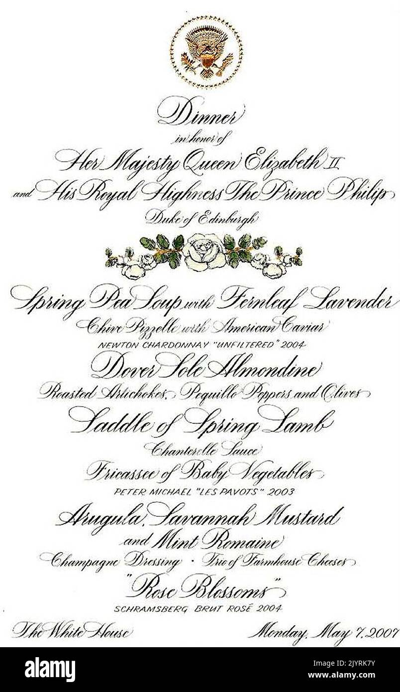 Washington, D.C. - 7 mai 2007 -- Menu pour le dîner d'État offert par le président des États-Unis George W. Bush et la première dame Laura Bush en l'honneur de sa Majesté la reine Elizabeth II et de son Altesse Royale le prince Philip, Duc d'Édimbourg de Grande-Bretagne à la Maison Blanche à Washington, D.C., lundi, 7 mai 2007. Crédit: Ron Sachs / CNP Banque D'Images