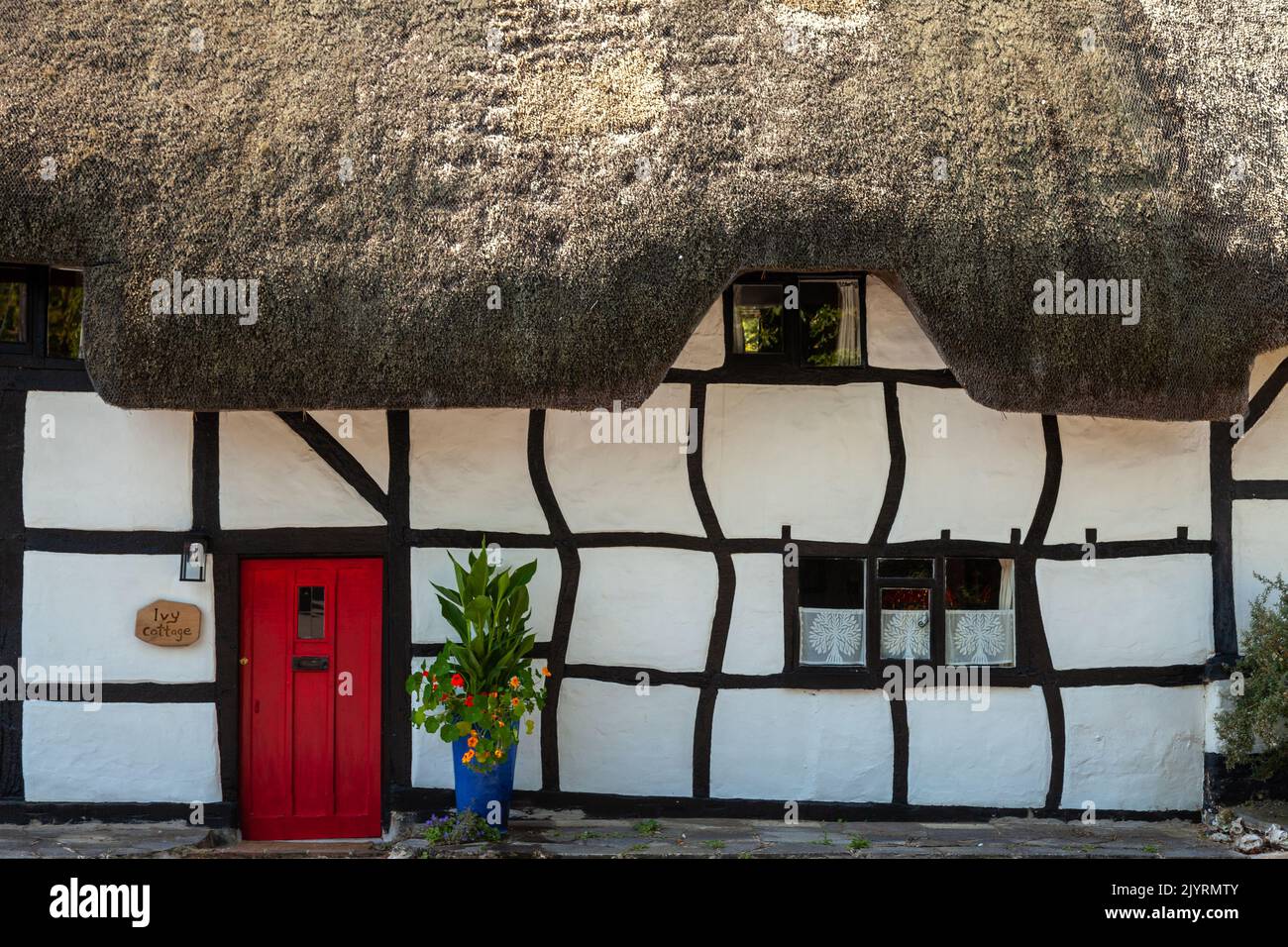 Une belle maison de chaume dans le joli village de Nether Wallop. Le village a été utilisé dans la série télévisée Miss Marple Banque D'Images